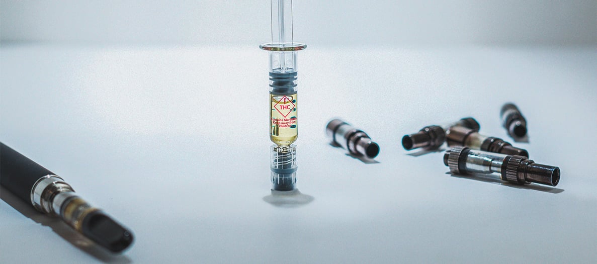 An Overview Of Cannabis Cartridges Imagen que muestra diferentes componentes de los sistemas de vapeo con cartuchos de marihuana: cartuchos precargados, baterías recargables y vaporizadores desechables.