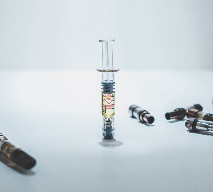 An Overview Of Cannabis Cartridges Imagen que muestra diferentes componentes de los sistemas de vapeo con cartuchos de marihuana: cartuchos precargados, baterías recargables y vaporizadores desechables.
