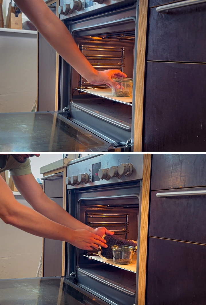 Manos colocando tarros de cristal y una bandeja en un horno durante la descarboxilación del cannabis.