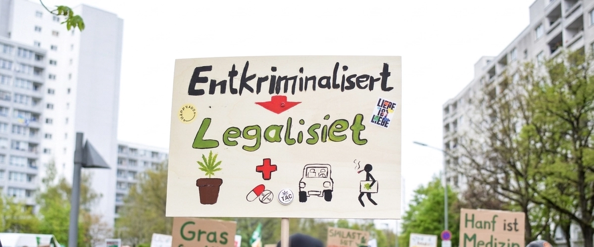 Cartel a favor de la legalización del cannabis en una manifestación en Alemania que pide la despenalización y la legalización.