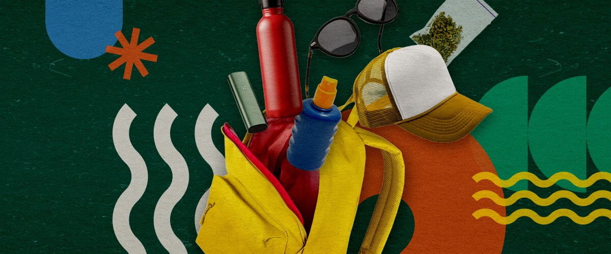 Esenciales para un Festival Amigable con el Cannabis Una colección de esenciales para un festival amigable con el cannabis, que incluye una mochila amarilla, una botella de agua roja, protector solar azul, gafas de sol, una gorra blanca y una bolsa de cannabis, dispuestos sobre un fondo verde vibrante con formas geométricas coloridas.