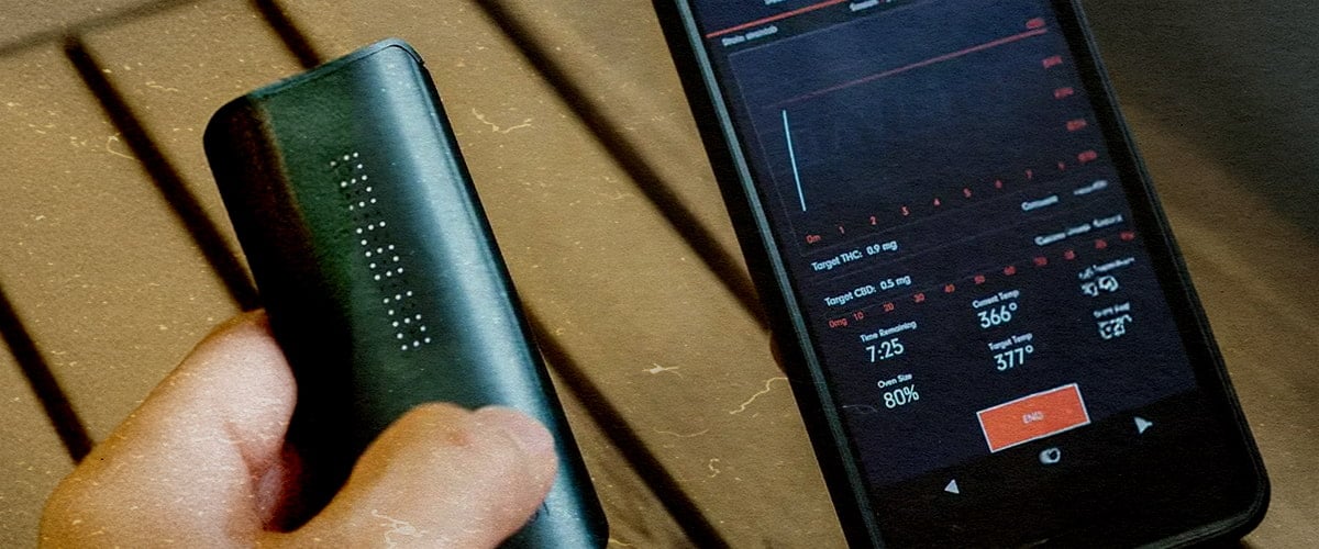 Vaporizador DaVinci IQ3: Funciones de Nueva Generación y Rendimiento Superior Vaporizador PAX IQ3 con app mostrando 80 % de batería, THC 0,5 mg y 366 °F, junto a un teléfono en una mesa de madera.