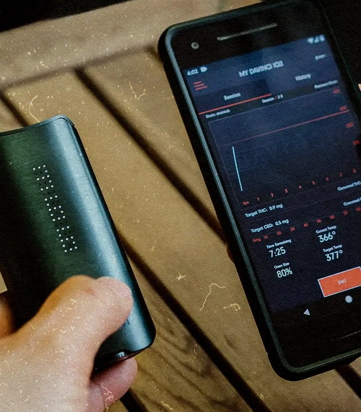 Vaporizador DaVinci IQ3: Funciones de Nueva Generación y Rendimiento Superior Vaporizador PAX IQ3 con app mostrando 80 % de batería, THC 0,5 mg y 366 °F, junto a un teléfono en una mesa de madera.