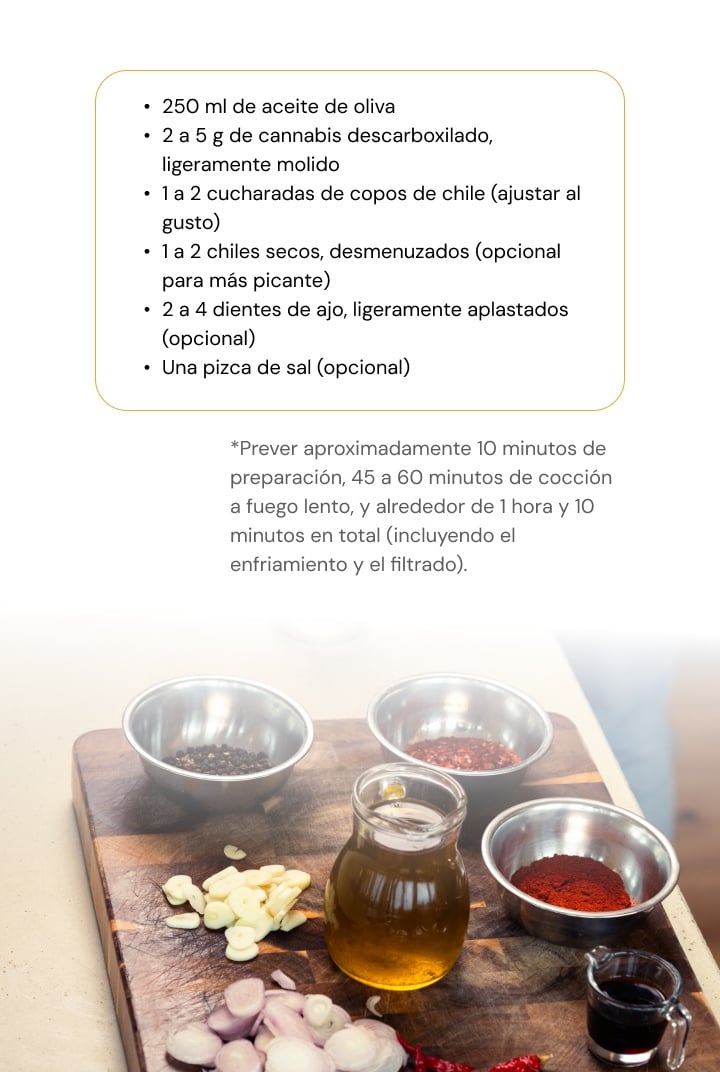 Aceite de Oliva con Chile y Cannabis – Ingredientes y Tiempo de Preparación Ingredientes para aceite de oliva con chile infusionado con cannabis, incluyendo aceite de oliva, cannabis descarboxilado, copos de chile, chiles secos, ajo y sal sobre una tabla de madera