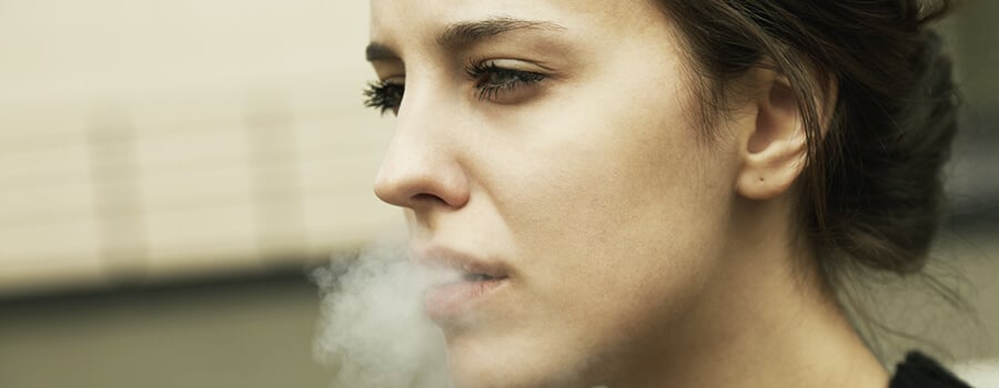 Chica Joven Fumando Cannabis