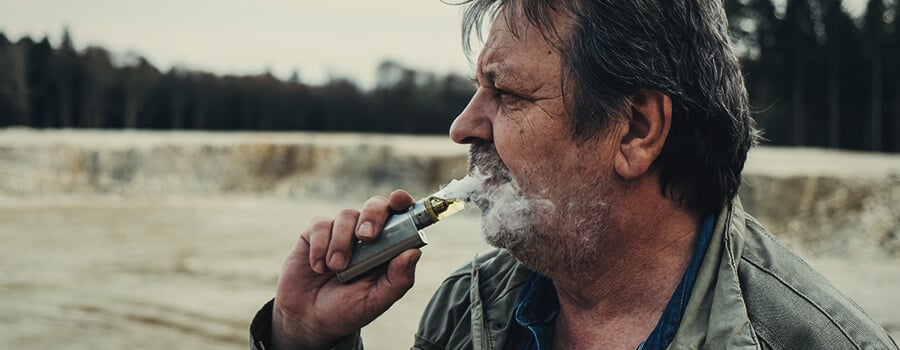 Hombre Vapeando Cannabis