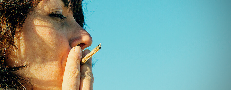Madre De Mediana Edad Que Fuma Cannabis Madre De Mediana Edad Que Fuma Cannabis