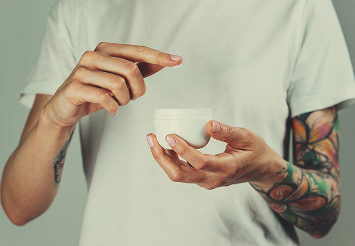 Cómo usar CBD para aliviar el dolor al tatuarse Cómo usar CBD para aliviar el dolor al tatuarse