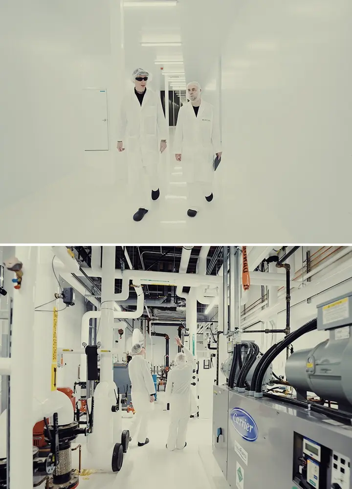 Cultivo de Cannabis CRIC Labs en Invierno Canadiense Guía Una ilustración de Max acercándose a CRIC Labs en un invierno canadiense nevado, contrastando con una sala de cultivo interior de alta tecnología con híbridos de cannabis, iluminación avanzada y control climático, sobre un fondo verde.