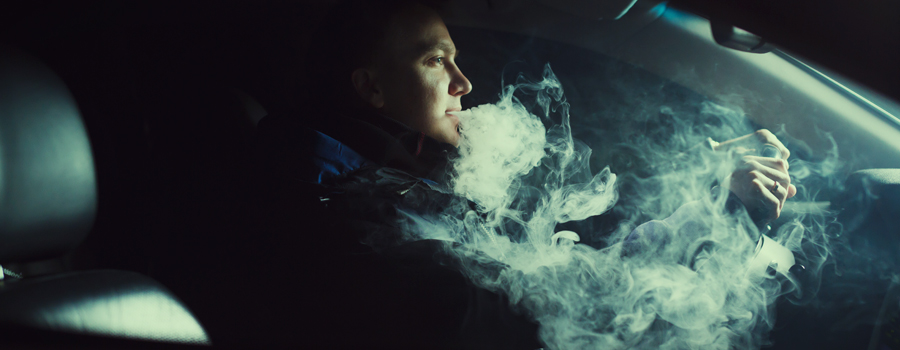 Smoking Cannabis in the car Fumando Cannabis en el coche