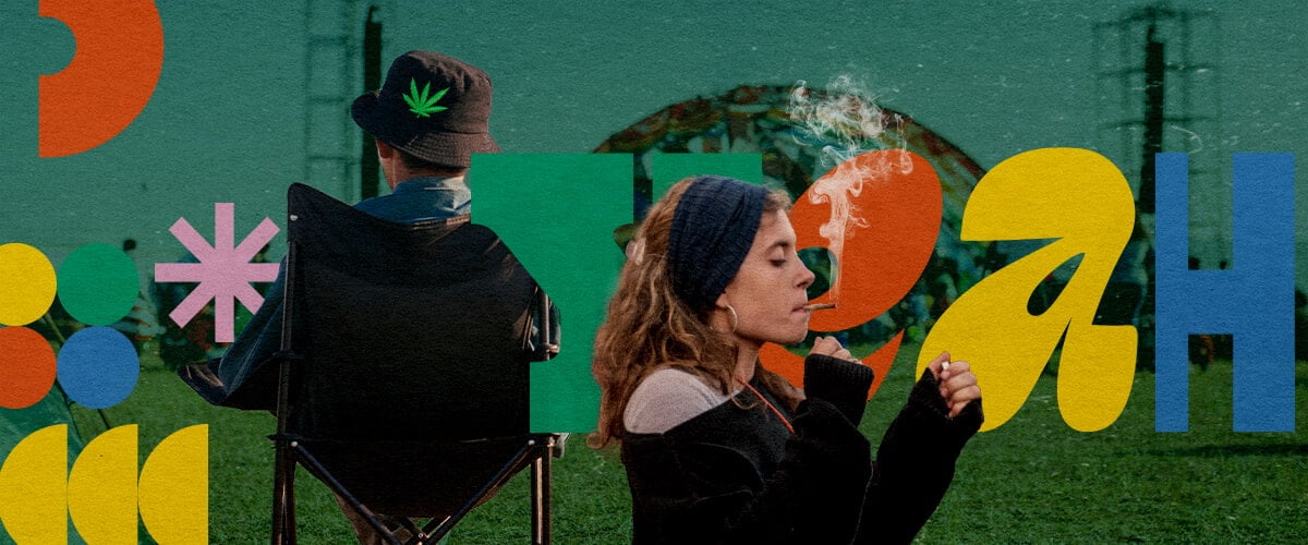 Mejores Festivales Musicales Amigables con la Marihuana 2025 Una persona fumando un joint en un festival musical amigable con la marihuana en 2025, sentada en una silla con otra persona de fondo, sobre un fondo colorido de formas geométricas verdes, naranjas y amarillas y un sombrero con hoja de cannabis.