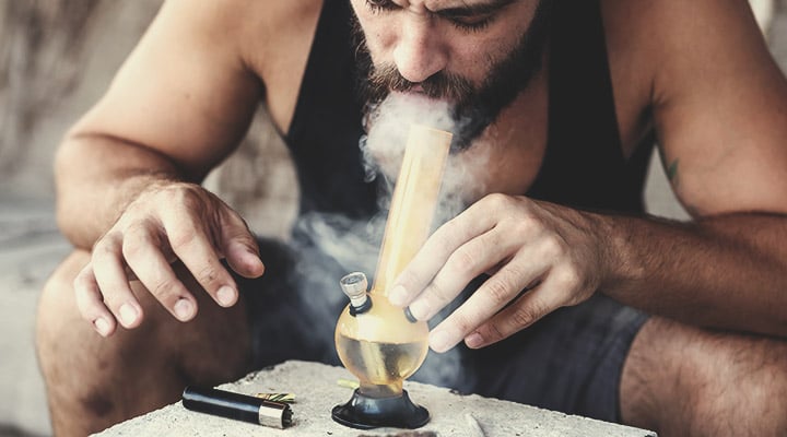 Un niño encuentra una pipa para fumar marihuana en la cajita de su