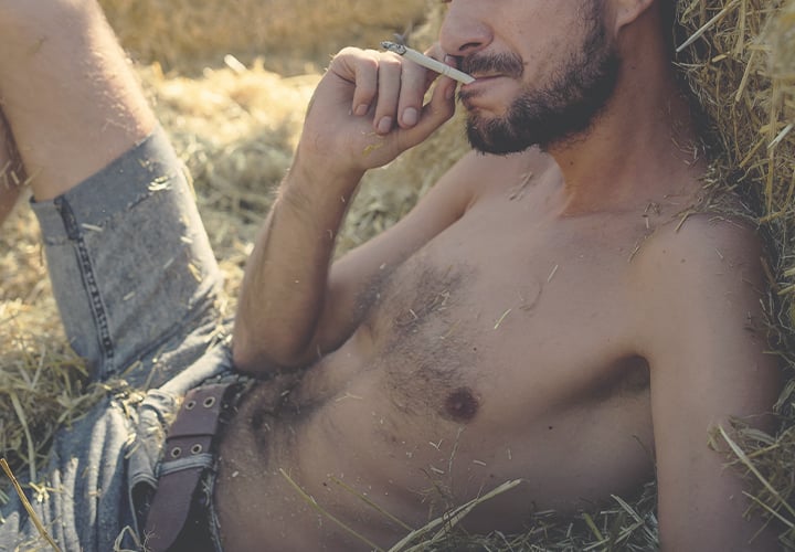 Fuma desnudo/a
