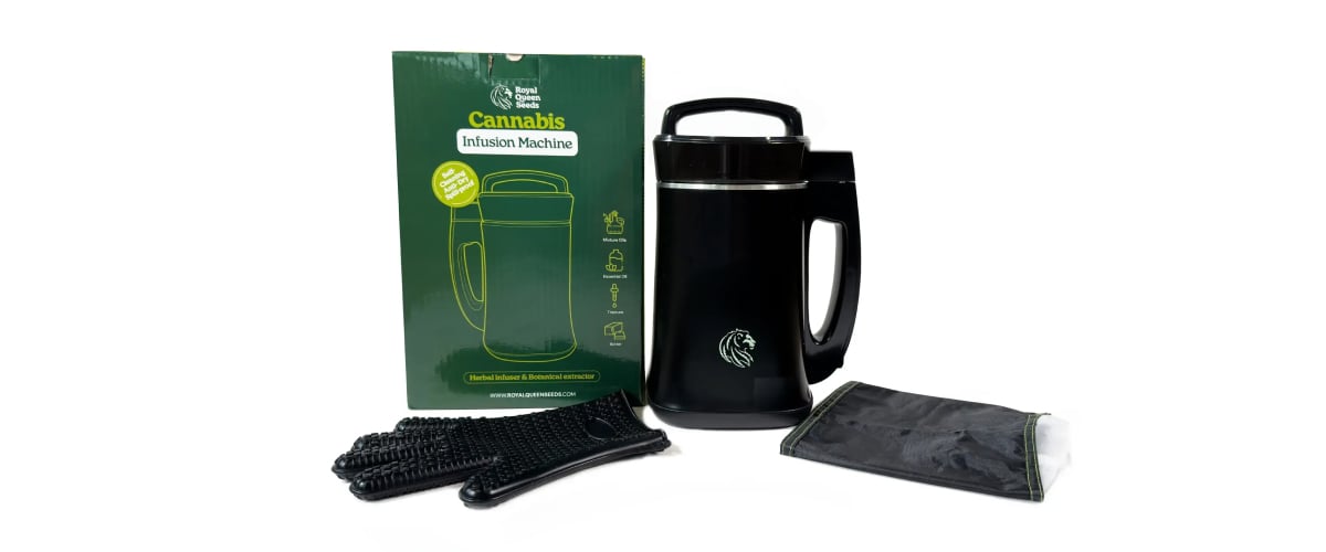 Máquina de infusión RQS mostrada con sus accesorios, incluidos guantes protectores, bolsa de filtrado y caja del producto.