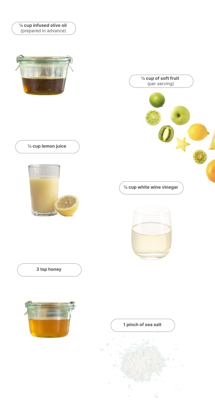 Ingredientes para hacer una vinagreta con cannabis, incluidos aceite de oliva infusionado, fruta blanda, zumo de limón, vinagre de vino blanco, miel y sal marina.