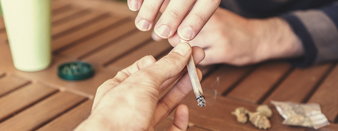 Cómo fumar hierba correctamente Cómo fumar hierba correctamente