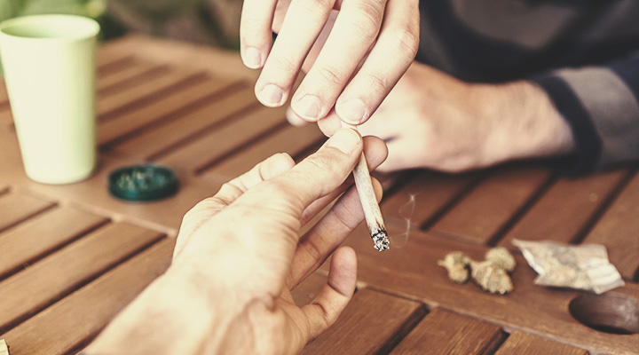 Cómo fumar hierba correctamente Cómo fumar hierba correctamente