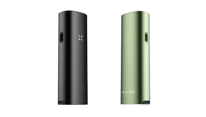 Opciones de color del vaporizador PAX Four en negro y verde Vaporizadores PAX Four negro y verde mostrados uno al lado del otro, destacando su diseño fino y compacto, el indicador LED en forma de pétalos, el puerto de carga lateral y las opciones de color