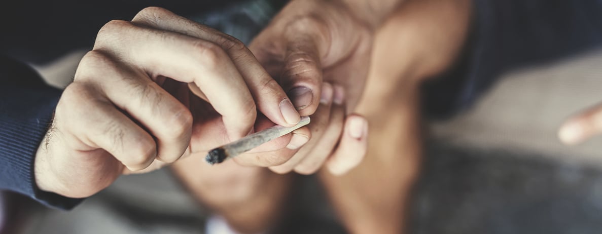 ¿Puedes contraer una enfermedad por compartir un porro?