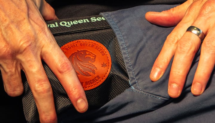 Bolsa antiolor para guardar cannabis discretamente Imagen de unas manos guardando una bolsa antiolor para cannabis en un bolsillo.