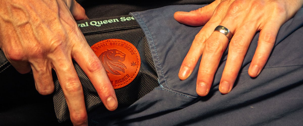 Bolsa antiolor para guardar cannabis discretamente Imagen de unas manos guardando una bolsa antiolor para cannabis en un bolsillo.