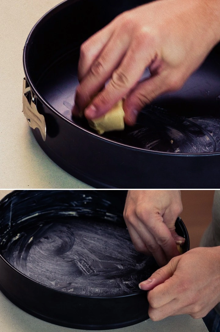 Engrasando un molde desmontable con mantequilla, primer paso para hornear un space cake casero con cannabis