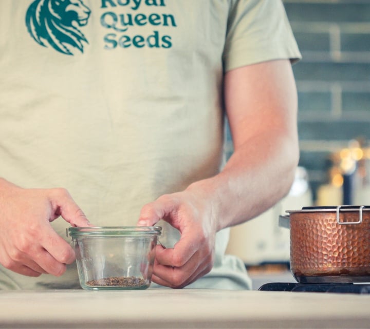 Paso 1: Descarboxilar el Cannabis para la Infusión de Aceite MCT Preparando cannabis seco en un frasco de vidrio antes de la descarboxilación, primer paso para hacer aceite MCT con cannabis