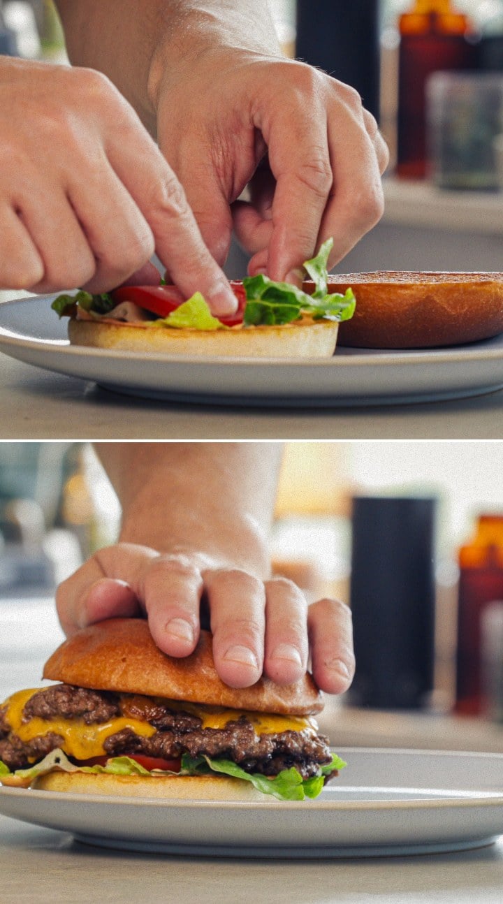 Assemblage et service d’un burger au cannabis terminé avec cheddar fondu, laitue, tomate et pain infusé