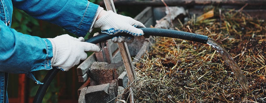 Verter aguas residuales en una pila de compost