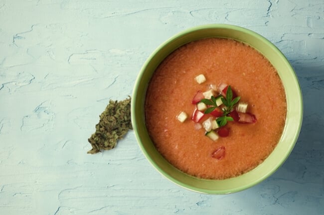 Cómo hacer un delicioso gazpacho de marihuana