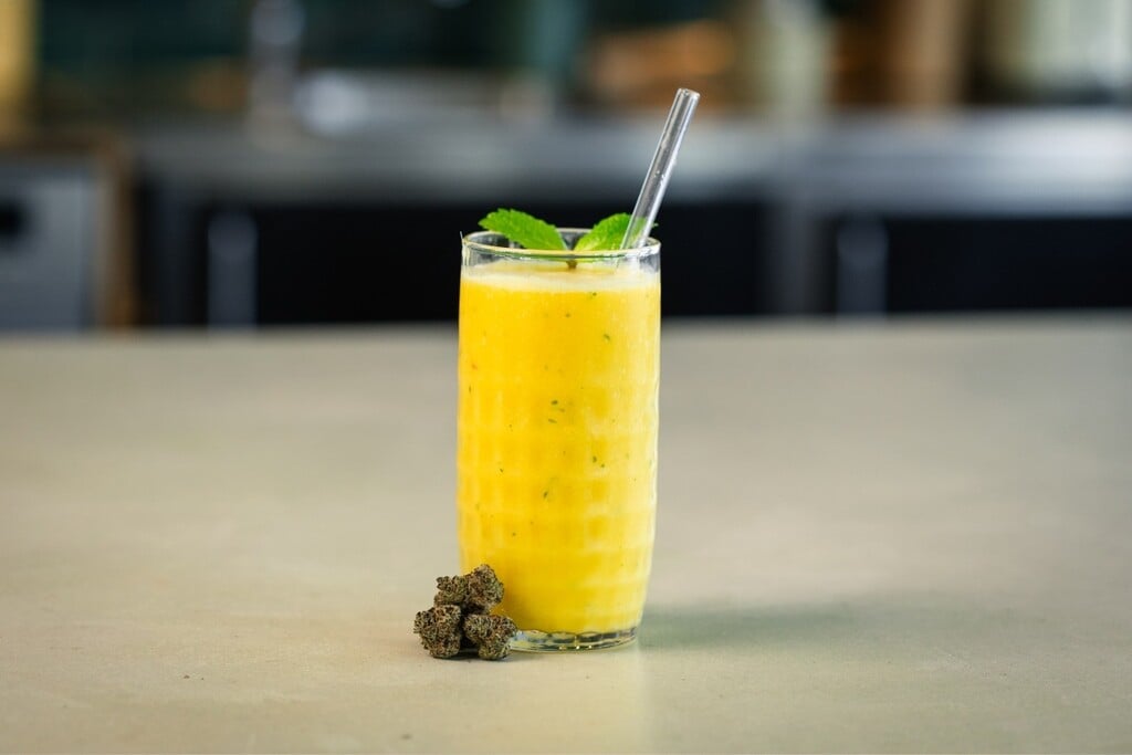Smoothie de mango con cannabis
