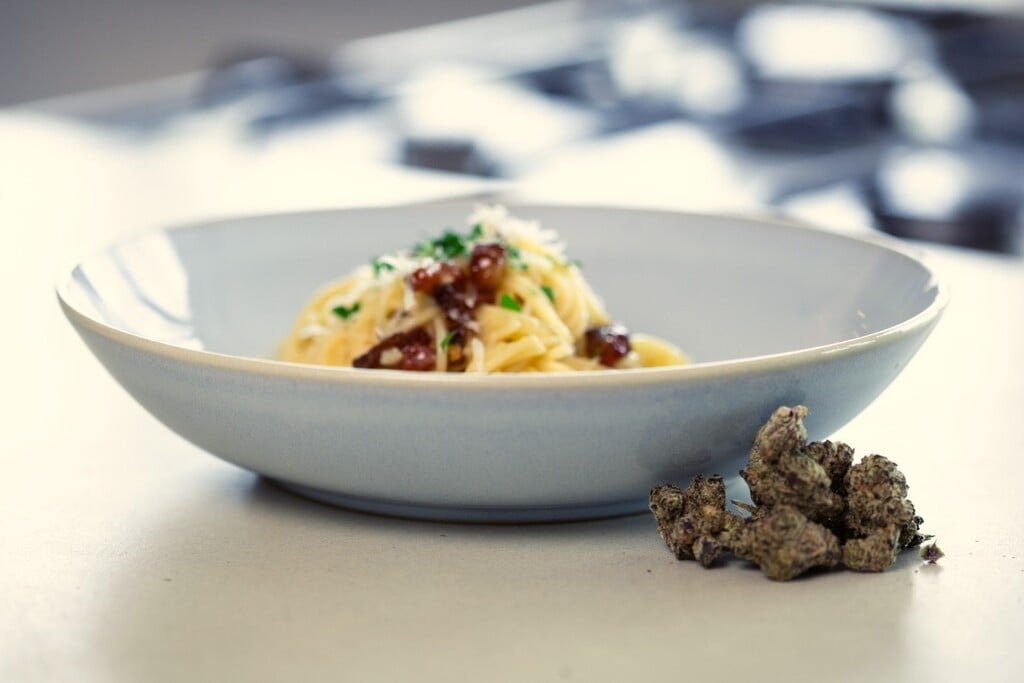Espaguetis a la carbonara con cannabis