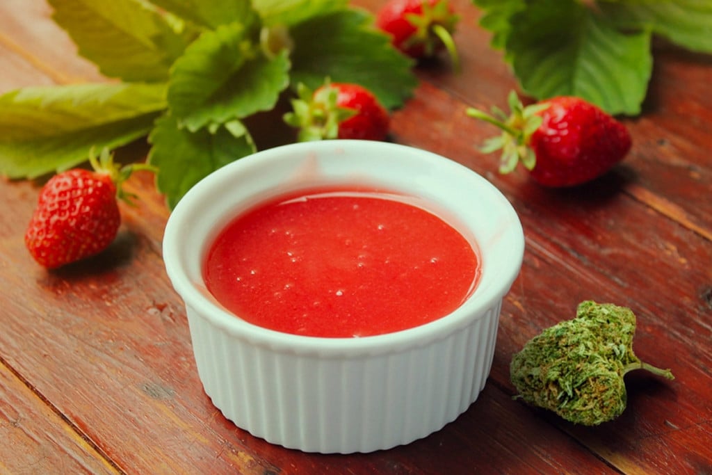 Salsa de fresas con CBD - Receta y resumen sobre comestibles con CBD 